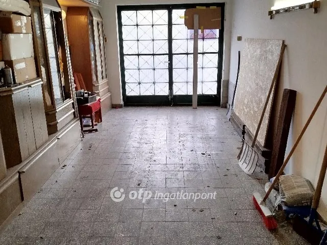 Eladó garázs Pécs 81 nm