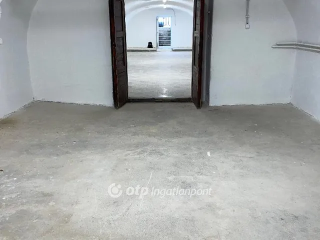 Eladó kereskedelmi és ipari ingatlan Pécs 216 nm