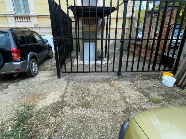 Eladó kereskedelmi és ipari ingatlan Pécs 216 nm