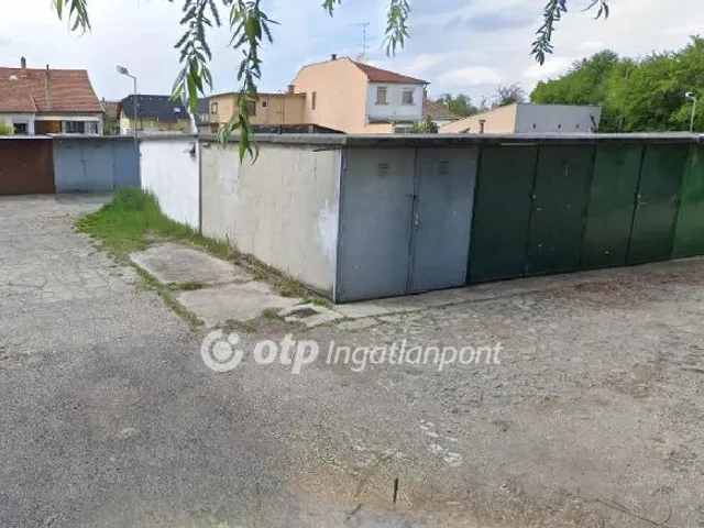 Eladó garázs Győr 13 nm