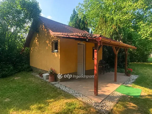 Eladó telek Győrújbarát 1073 nm