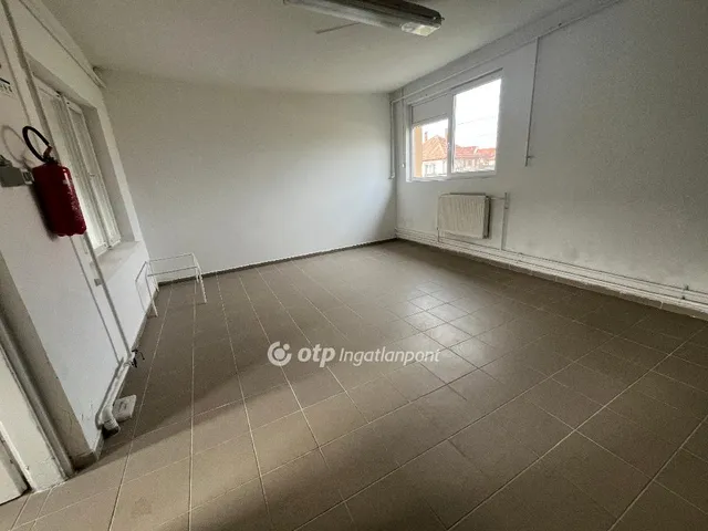 Eladó kereskedelmi és ipari ingatlan Derecske 250 nm