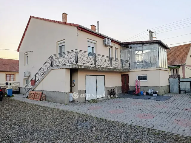 Eladó ház Jászfényszaru 220 nm