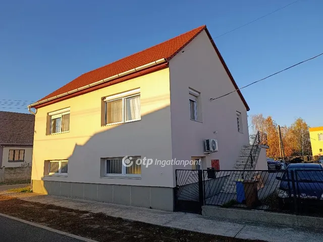 Eladó ház Jászfényszaru 220 nm