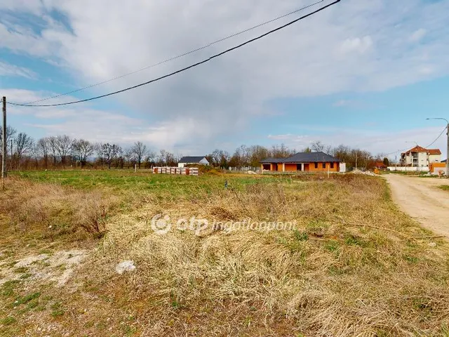 Eladó telek Felsőzsolca 976 nm