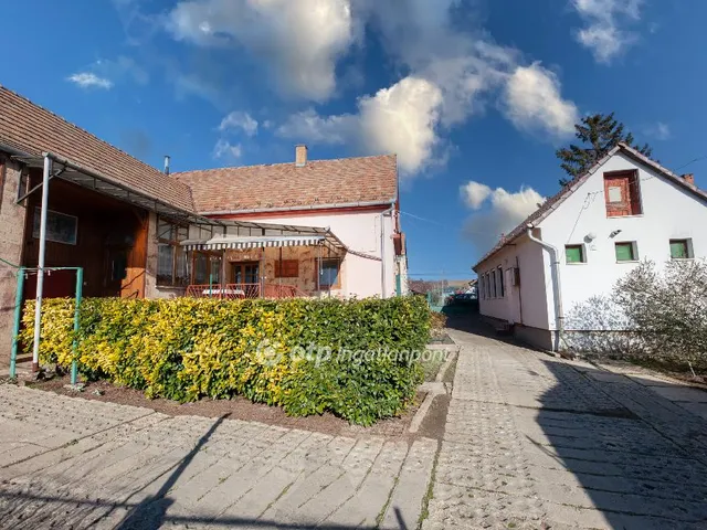 Eladó ház Iklad 219 nm