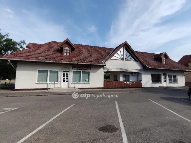 Eladó kereskedelmi és ipari ingatlan Kiskőrös 105 nm