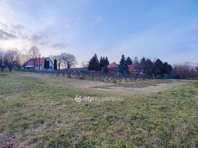 Eladó telek Küngös, Falu széle, buszmegállónál 2338 nm