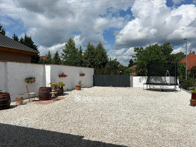 Eladó ház Ajka, lakóövezet 80 nm