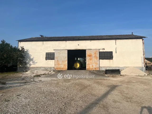 Eladó kereskedelmi és ipari ingatlan Sáska 200 nm