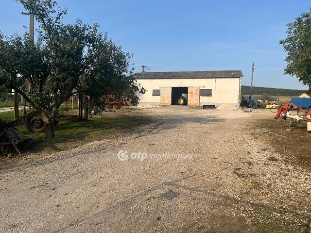 Eladó kereskedelmi és ipari ingatlan Sáska 200 nm