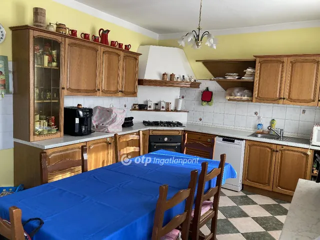 Eladó ház Ajka 200 nm