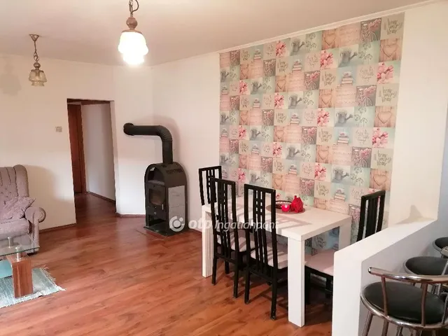 Eladó lakás Devecser 61 nm