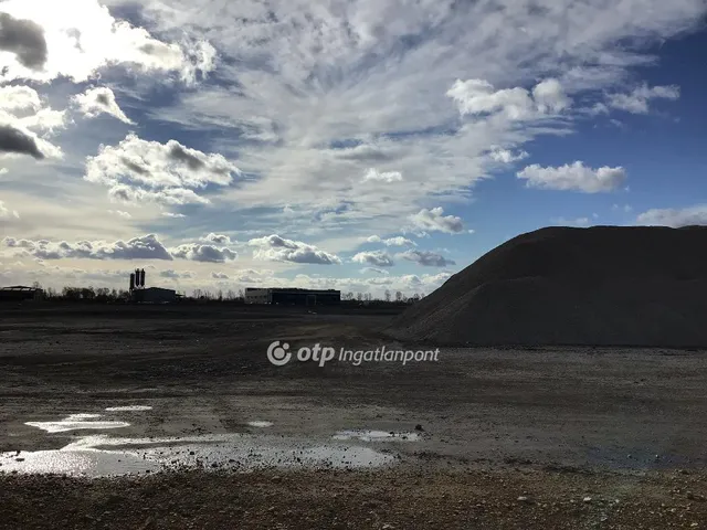 Eladó telek Dabas, Iparterület 102417 nm