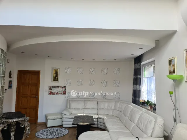 Eladó ház Budapest II. kerület, Csendes családi házas övezet 233 nm
