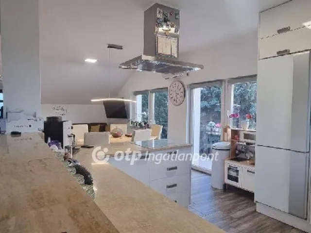 Eladó lakás Üröm 128 nm