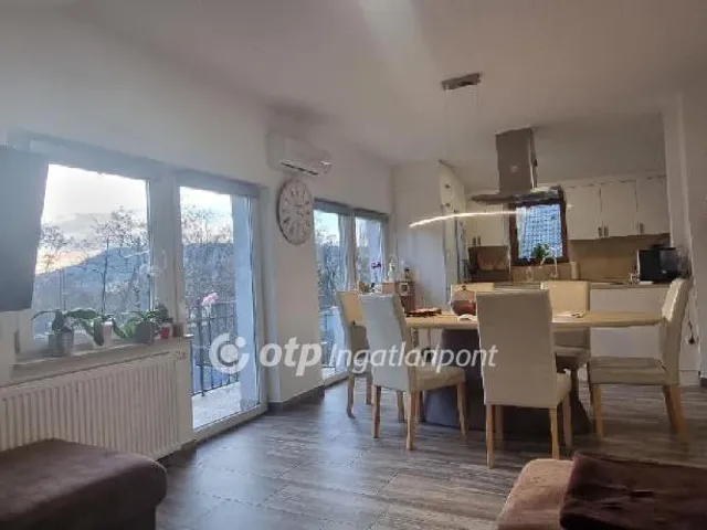 Eladó lakás Üröm 128 nm