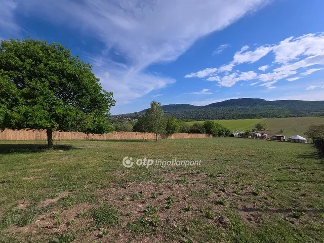 Eladó telek Üröm 6753 nm