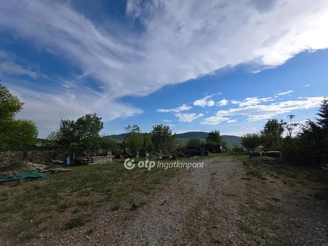 Eladó telek Üröm 6753 nm
