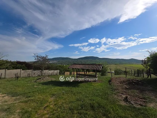 Eladó telek Üröm 6753 nm