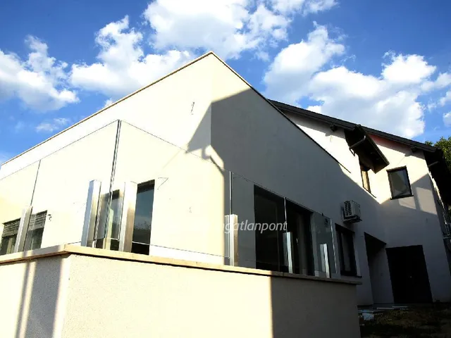 Eladó ház Üröm 405 nm
