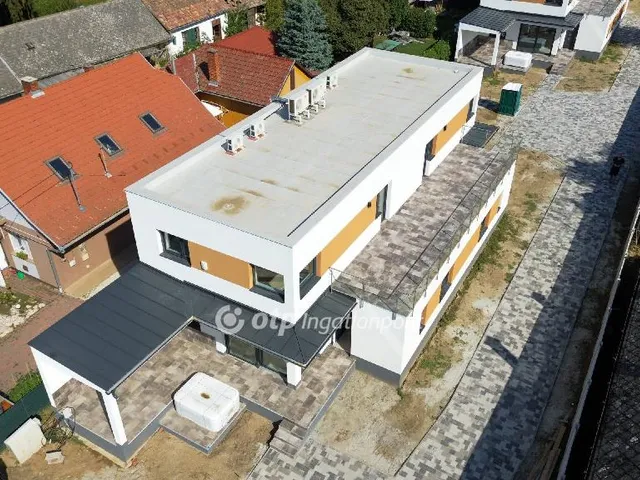 Eladó ház Balatonszárszó, Lakóövezet 139 nm