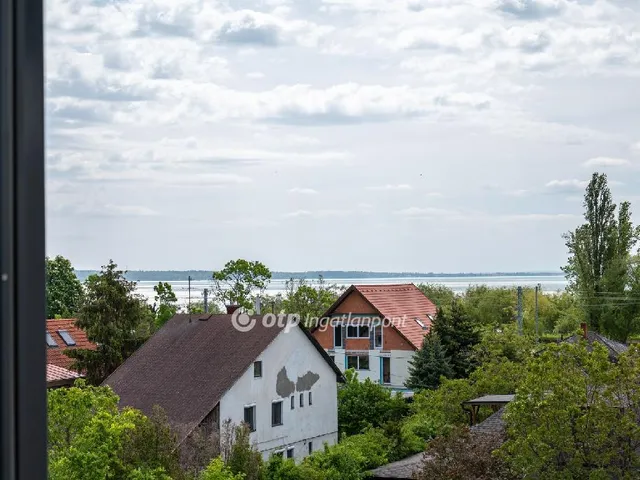 Eladó lakás Balatonkenese, Vízparti 71 nm