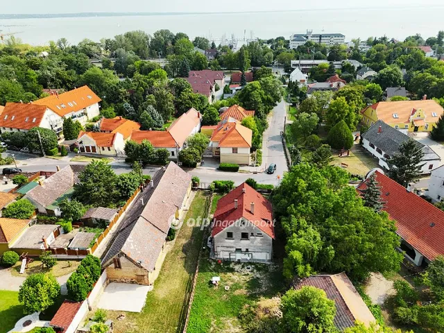 Eladó ház Balatonkenese 260 nm