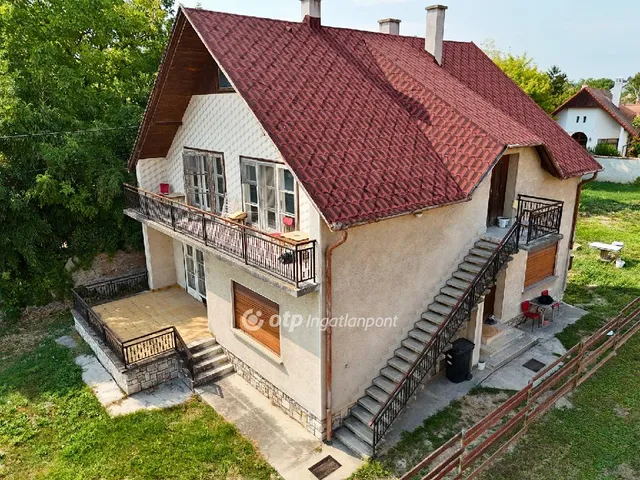 Eladó ház Balatonkenese, Központi 260 nm