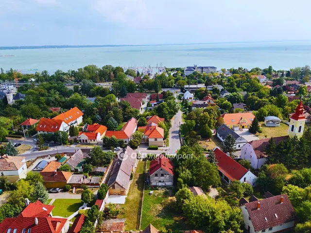 Eladó ház Balatonkenese, Központi 260 nm