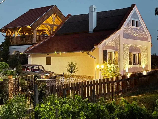 Eladó ház Csopak 180 nm