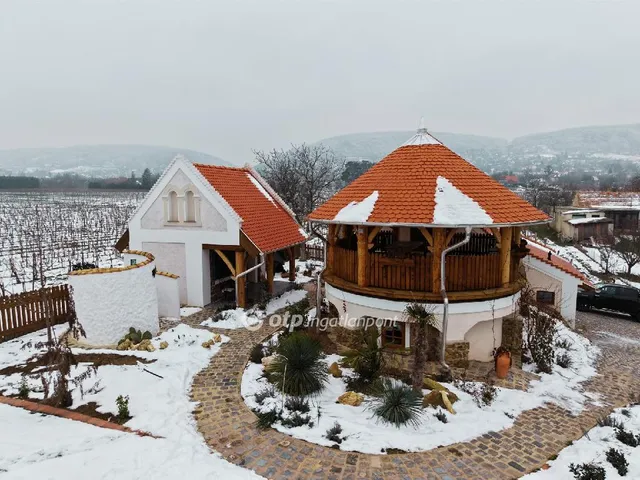 Eladó ház Csopak 180 nm