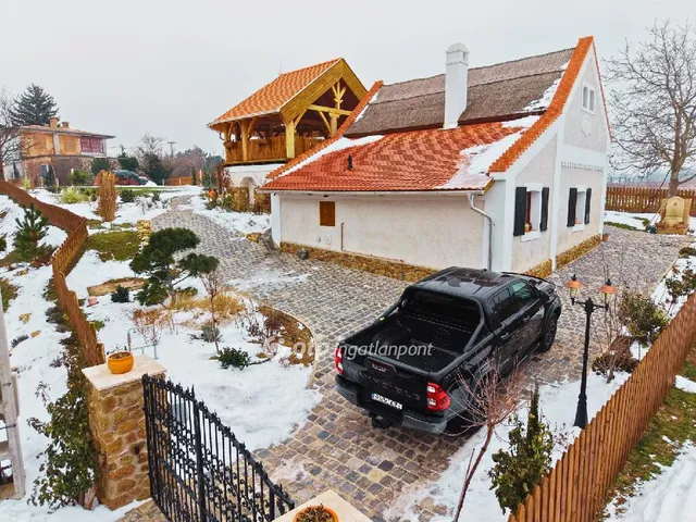 Eladó ház Csopak 180 nm