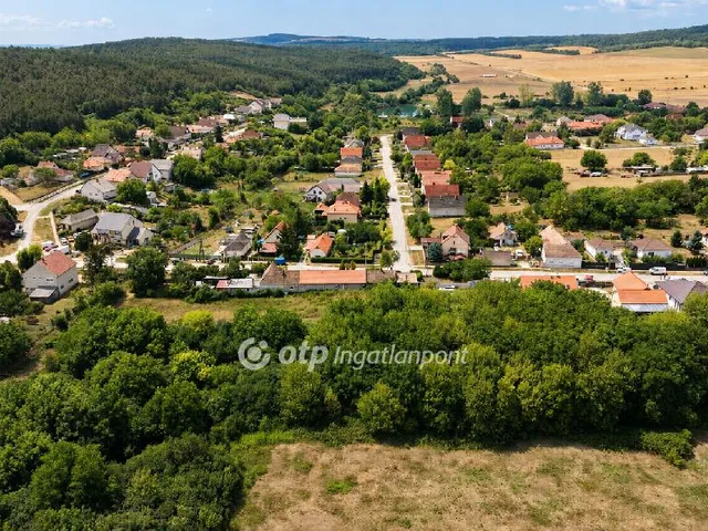 Eladó telek Litér 4542 nm