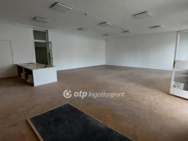 Eladó kereskedelmi és ipari ingatlan Kisújszállás 159 nm
