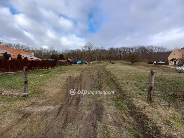 Eladó telek Gyermely, panorámás 1767 nm