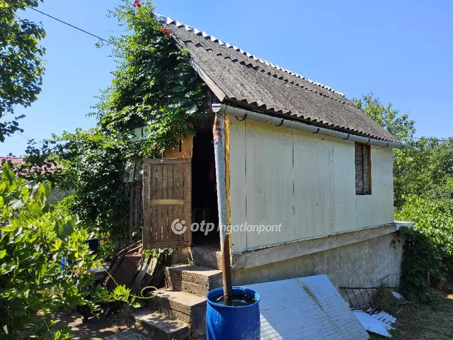 Eladó üdülő és hétvégi ház Tatabánya, Hétvegi házas 1062 nm