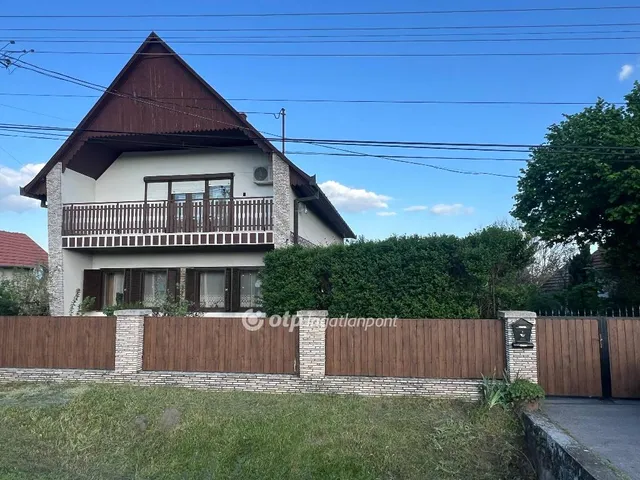 Eladó ház Törtel, falu széle 180 nm
