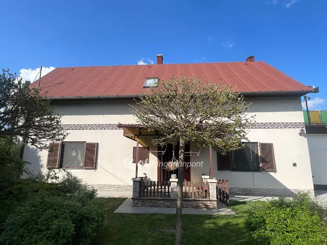 Eladó ház Törtel, falu széle 180 nm