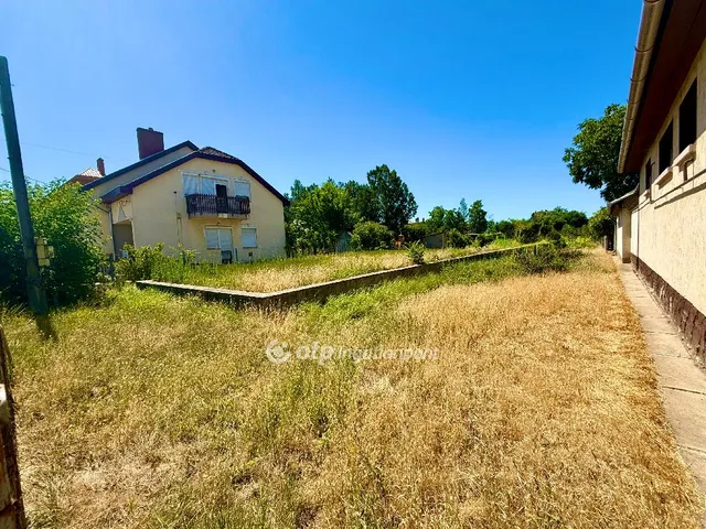 Eladó telek Újszász, Vasútállomás közeli 653 nm