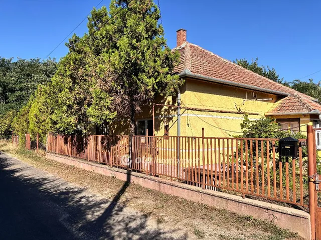 Eladó ház Tiszaföldvár 71 nm