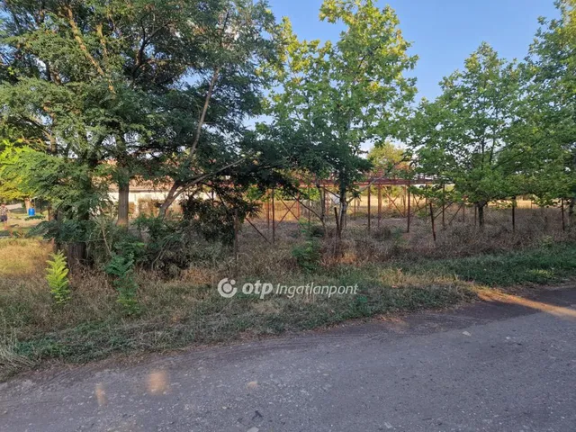 Eladó telek Törökszentmiklós 760 nm