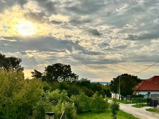 Eladó telek Balatonkenese 2485 nm