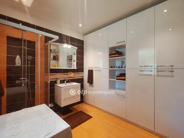 Eladó ház Kápolnásnyék 210 nm