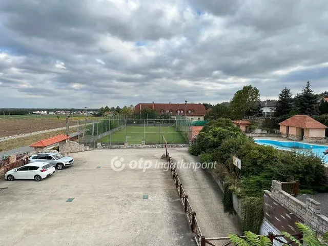 Eladó kereskedelmi és ipari ingatlan Velence 2400 nm