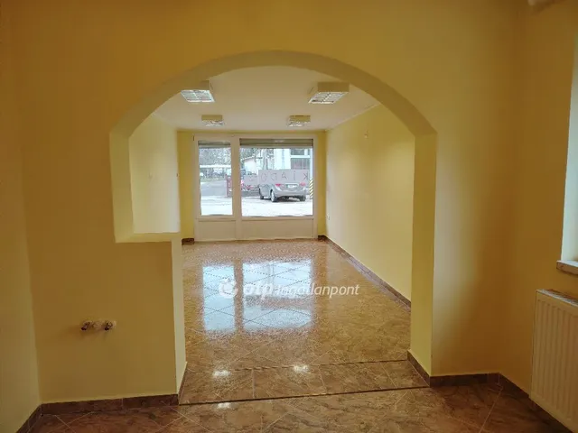 Kiadó kereskedelmi és ipari ingatlan Szentes 30 nm