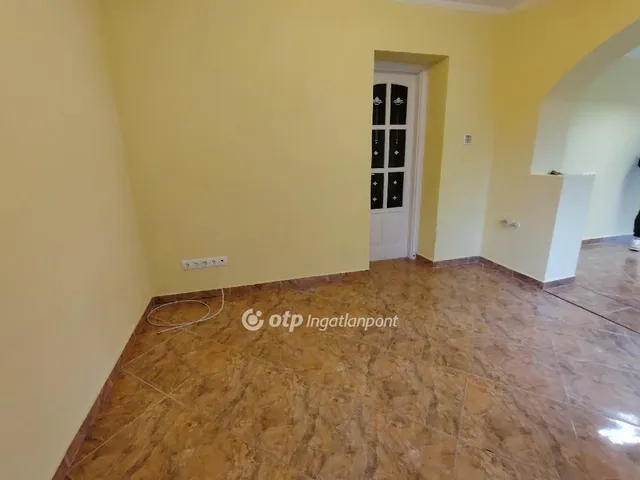 Kiadó kereskedelmi és ipari ingatlan Szentes 30 nm