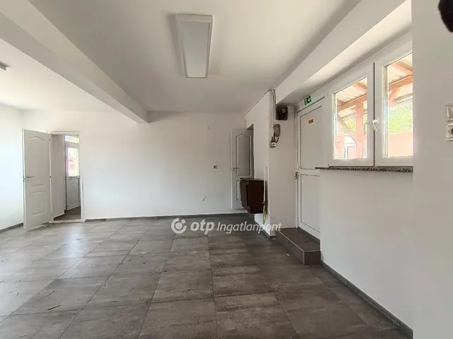 Kiadó kereskedelmi és ipari ingatlan Szentes 210 nm