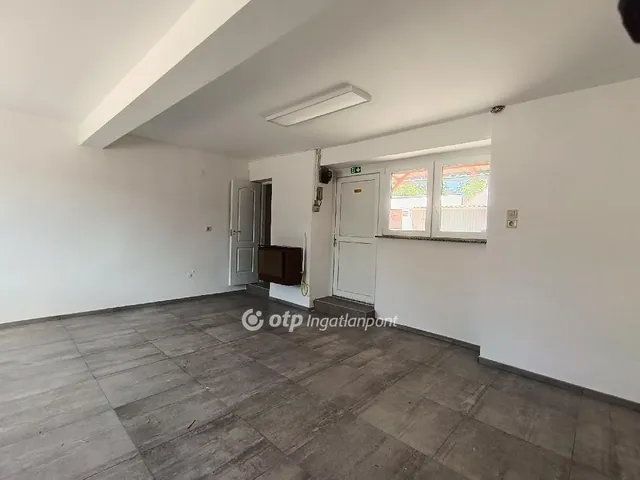 Kiadó kereskedelmi és ipari ingatlan Szentes 210 nm