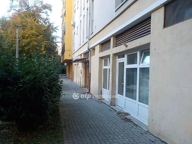 Eladó kereskedelmi és ipari ingatlan Kaposvár 44 nm